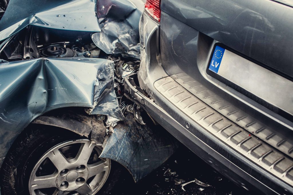 Autos destrozados en una carretera. Accidente automovilístico en Georgia - Big Time Law