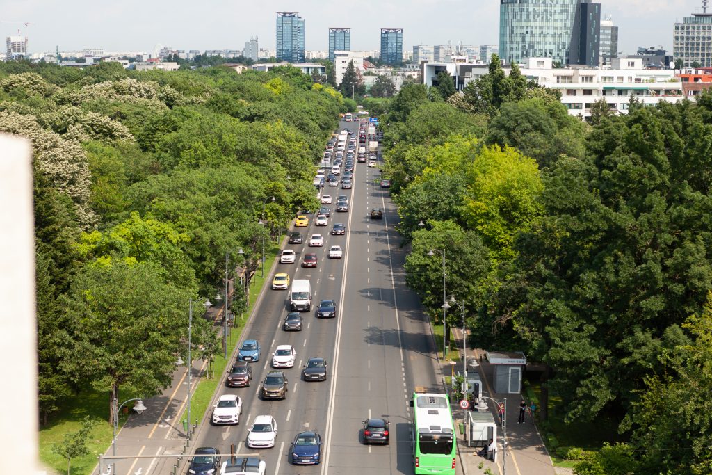 Vista panorámica del bulevar con coches de la ciudad metropolitana durante los días de verano. abogado de accidentes de coche del condado de dekalb