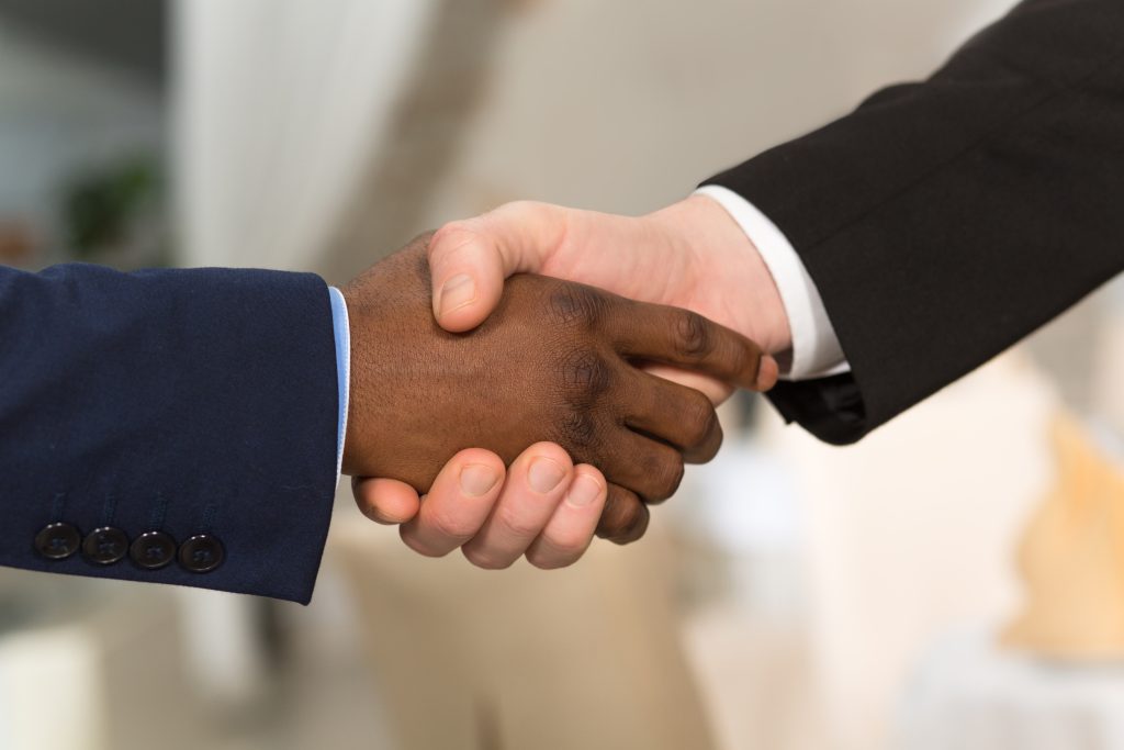 Gente de negociosLos abogados de lesiones personales en Atlanta GA manos con el cliente