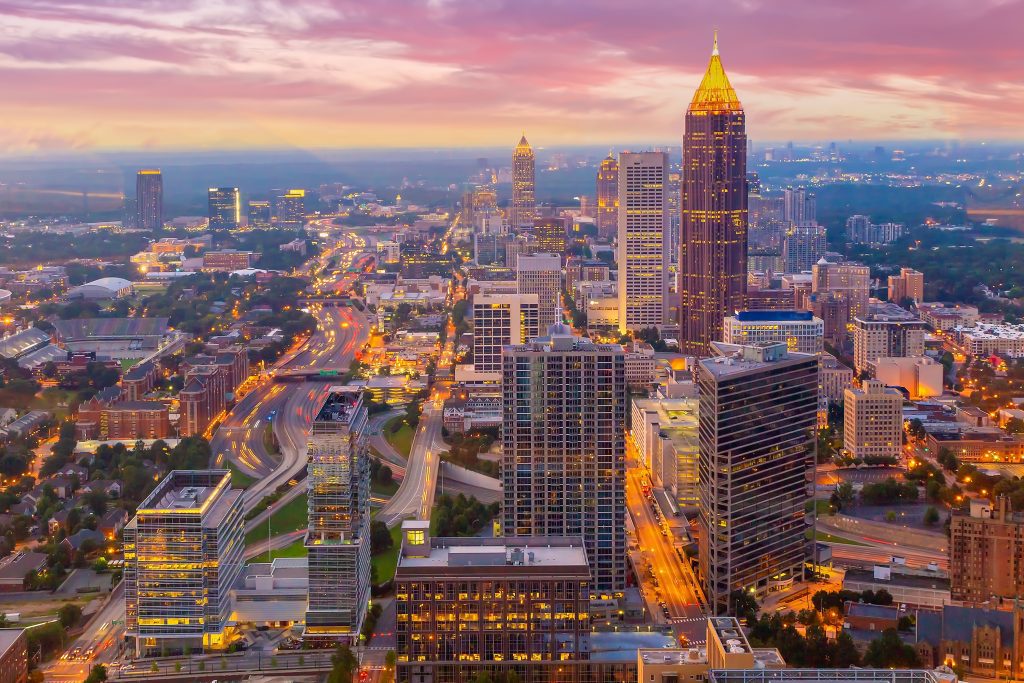 Paisaje urbano del centro de Atlanta en el crepúsculo. Abogados de lesiones personales en Atlanta GA