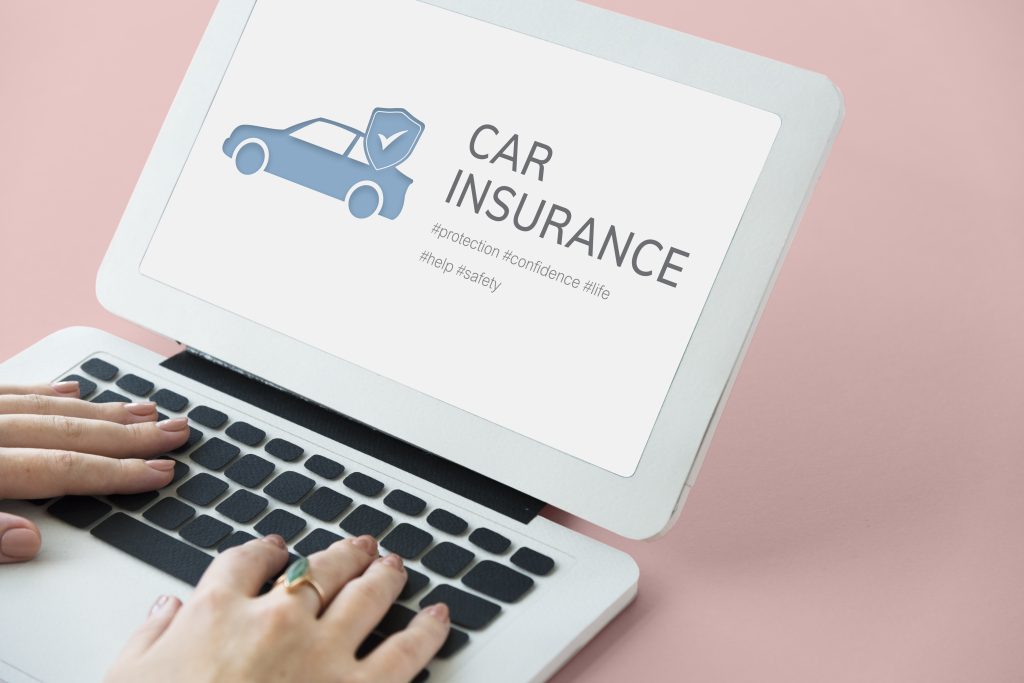 Una persona investigando seguros de auto en una laptop, reflejando la importancia de entender las Leyes de Seguros de Auto de Georgia.